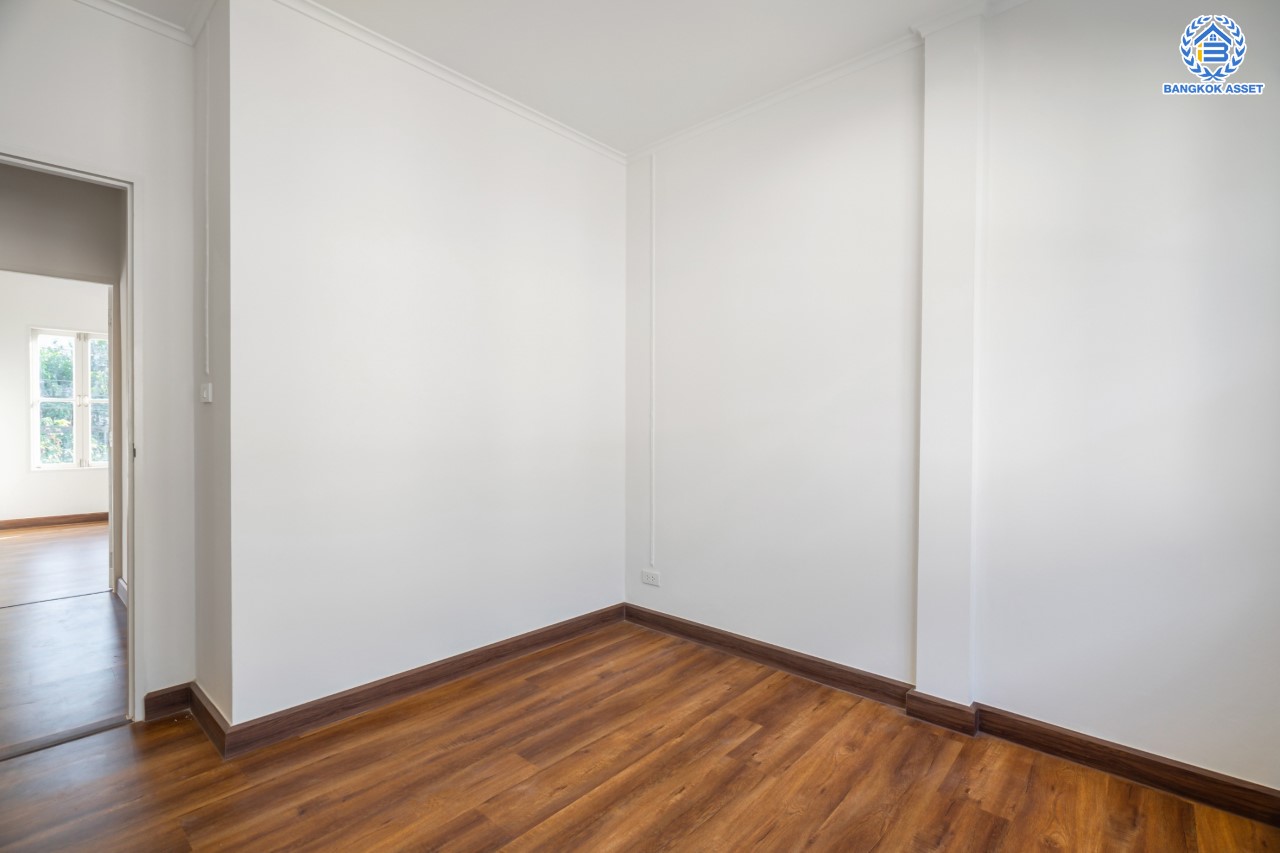 บ้านมือสองตกแต่งใหม่ ม.บุศรินทร์ วงแหวน (บ้านกล้วย-ไทรน้อย) จากแบรนด์ L&H เนื้อที่ 21 ตร.ว. ฟังก์ชัน 3 ห้องนอน 2 ห้องน้ำ จอดรถได้ 1 คัน ตอบโจทย์ทุกการอยู่อาศัย บนทำเลเชื่อมต่อถนนกาญจนาภิเษก ใกล้เซ็นทรัลเวสต์เกต และรถไฟฟ้าสายสีม่วง "สถานีคลองบางไผ่"